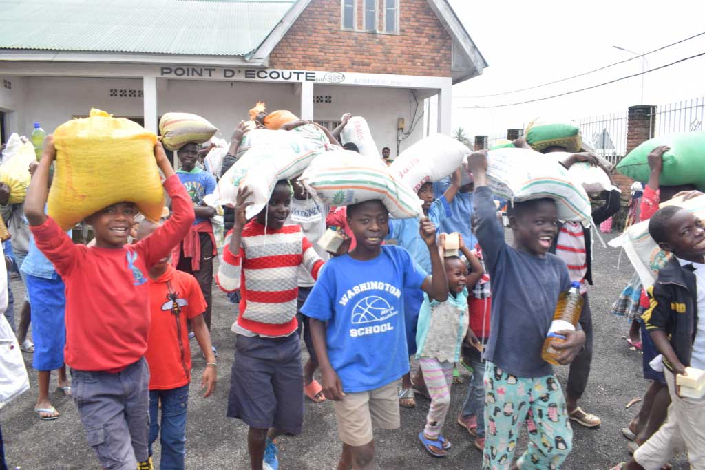 Distribution d'aide alimentaire aux enfants vulnérables de Gisenyi au Rwanda
