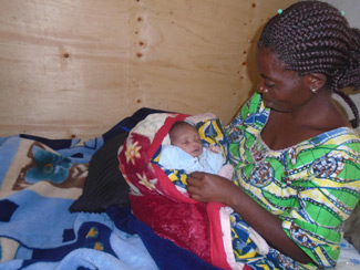 Jeune accouchée avec son bébé, maternité de Vutule, Nord Kivu, RD du Congo