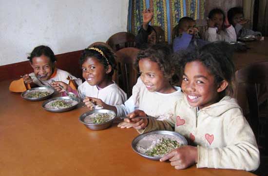 Repas copieux et équilibré à la cantine de l'école Akany Aina à Madagascar
