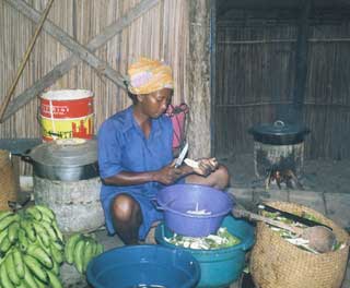 Chris, la cuisinière de l'école d'Ambodirafia à Madagascar