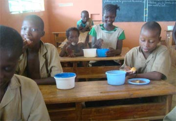 Cantine scolaire dans la classe de Gildas au Bénin