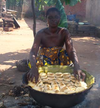 Cuisson traditionnelle des galettes de maïs Ablo au Bénin