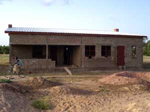 construction de l'auvent de la maternité de Guiè, Burkina Faso