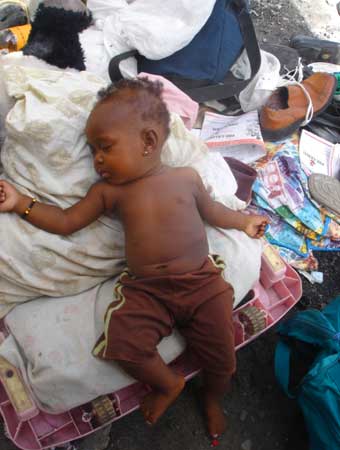 Bébé endormi sur un marché au Burkina Faso