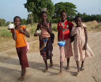 Sur le chemin l'école à Guiè au Burkina Faso