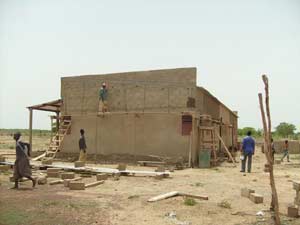 Crépissage extérieur, école B de Guiè, Burkina Faso