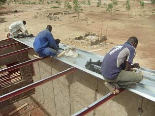 Pose de la toiture de l'école B de Guiè, Burkina Faso