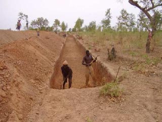 Creusement du canal à Guiè, Burkina Faso 