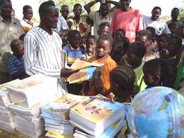 Distribution de manuels scolaires aux élèves des écoles primaires, Burkina Faso