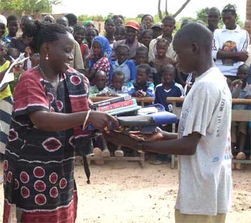 Distribution de prix d'encouragement aux élèves des écoles primaires, Burkina Faso
