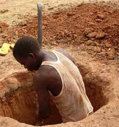Un paysan creuse un puits racinaire pour planter un arbre à Guiè, Burkina Faso