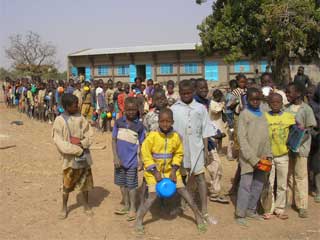 Entrée en classe à l'école primaire de Samissi au Burkina Faso