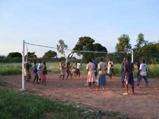 Match de volley-ball pendant les rcrations  Gui, Burkina Faso