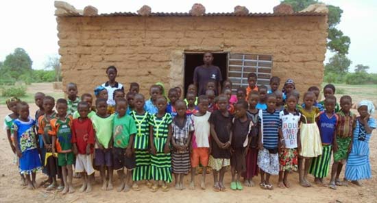 Une classe en banco construite par la population pour les enfants de Koulmastanga au Burkina Faso