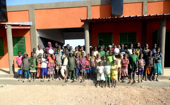 Les élèves de Koulmastanga devant leur nouvelle école au Burkina Faso