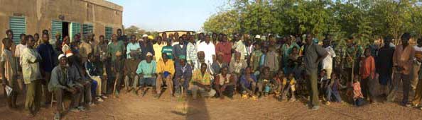 Réunion des villageois pour la création de l'association Tenkeega à Goèma