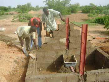 Installation des portes couchées pour la clôture du périmètre Neerwaya, Ferme Pilote de Goèma, Burkina Faso