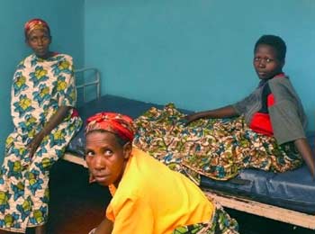 Jeune femme attendant d’entrer en salle d’accouchement à la maternité de Kirundo