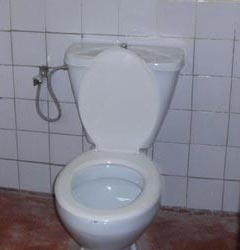 Toilettes à siège de la maternité de Kirundo au Burundi