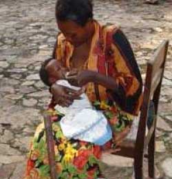 Maman allaitant son bébé, maternité de Kirundo au Burundi