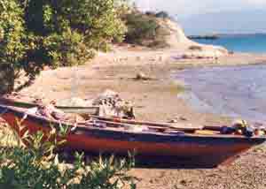 Un canot à fond plat pour la pêche côtière artisanale en Haïti