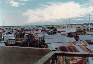 Dans les rues du bidonville de Cité Soleil en Haïti