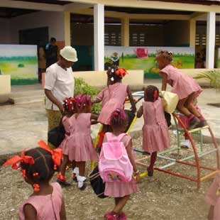 Aire de jeux de l'école de Cité Soleil en Haïti