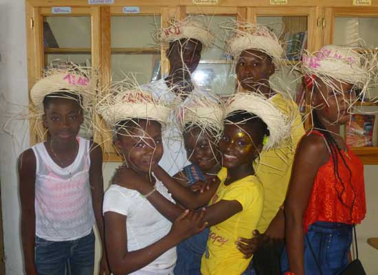 Fête de Carnaval pour les élèves de l'école St Alphonse, bidonville de Cité Soleil en Haïti