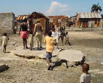 La Déléguée Générale de SOS Enfants visite les familles du bidonville de Cité Soleil en Haïti