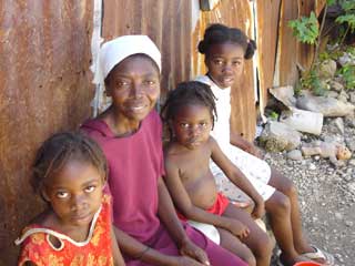Une famille du bidonville de Cité Soleil en Haïti