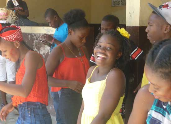 Danses et chants des élèves lors du Carnaval de l'école St Alphonse, bidonville de Cité Soleil en Haïti