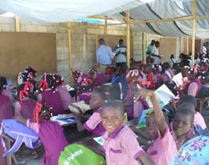 Rentrée scolaire sous bâche, bidonville de Cité Soleil en Haïti