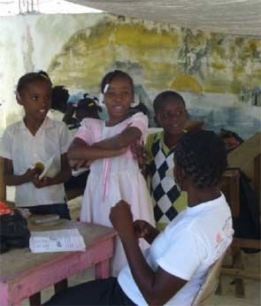 Installation de bâches pour la rentrée scolaire, école St Alphonse de Fourgy en Haïti