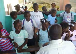 Rentrée scolaire sous bâche, école St Alphonse de Fourgy en Haïti
