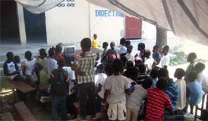 Installation de bâches pour la rentrée scolaire, école St Alphonse de Fourgy en Haïti