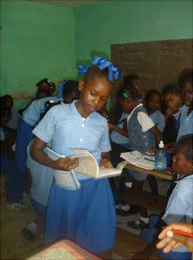 Elève de l'école St Alphonse de Fourgy en Haïti