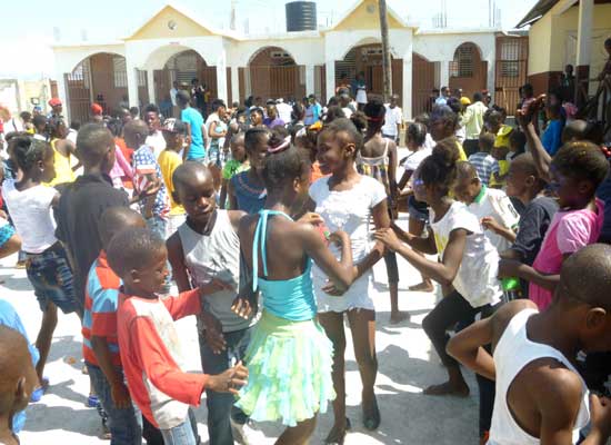 Célébration du Carnaval par les étudiants de l'école St Alphonse, bidonville de Cité Soleil en Haïti