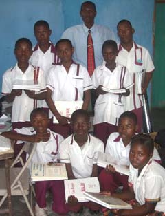 Distribution de manuels scolaires aux élèves de l'Ecole St Alphonse, bidonville de Cité Soleil en Haïti