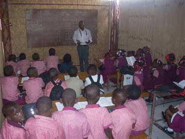 Une classe provisoire du primaire de l'école St Alphonse à Cité Soleil