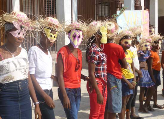 les masques des enfants déguisés pour le Carnaval de l'école St Alphonse en Haïti
