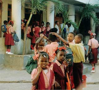 Récréation dans la cour de l'école St Alphonse, Cité Soleil en Haïti