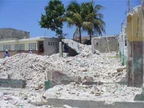 Démolition des bâtiments fissurés de l'école St Alphonse, bidonville de Cité Soleil en Haïti