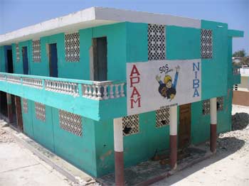 L'école St Alphonse du bidonville de Cité Soleil en Haïti, gravement fissurée par le séisme