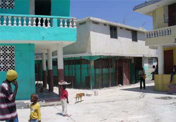 L'école St Alphonse du bidonville de Cité Soleil en Haïti, gravement fissurée par le séisme