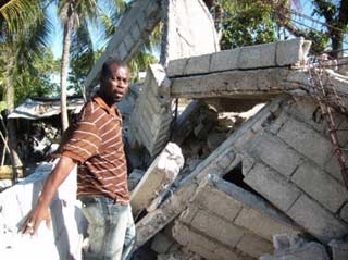 Les familles de l'école St Alphonse sinistrées suite au séisme, bidonville de Cité Soleil en Haïti