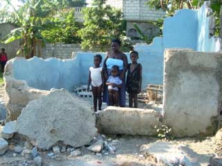 Les familles de l'école St Alphonse sinistrées suite au séisme, bidonville de Cité Soleil en Haïti