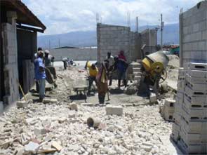 Réhabilitation des infrastructures pour préparer la rentrée scolaire, bidonville de Cité Soleil en Haïti