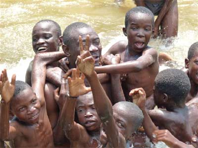 Les enfants des rues profitent d'une baignade