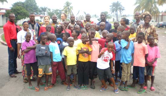 Groupe des enfants des rues participant à la colonie de vacances du centre centre Ndako Ya Biso à Kinshasa