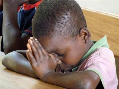Enfant des rues en prière
